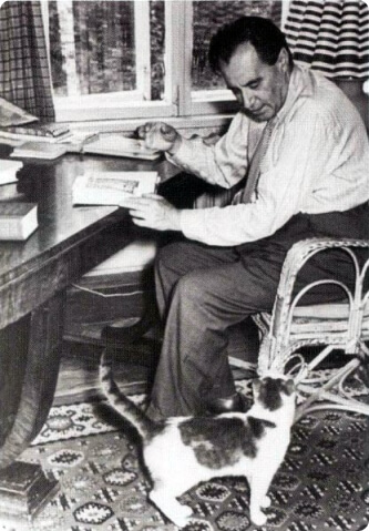 Валентин Петрович за письменным столом. 1950-е гг. wikireading.ru